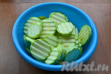 Кабачки вымыть и нарезать кружочками толщиной около 1 см (молодые кабачки можно готовить вместе со шкуркой).
