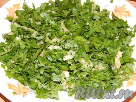 Мелко рубим зелень и чеснок (можно пропустить чеснок через чеснокодавилку), перемешиваем.
