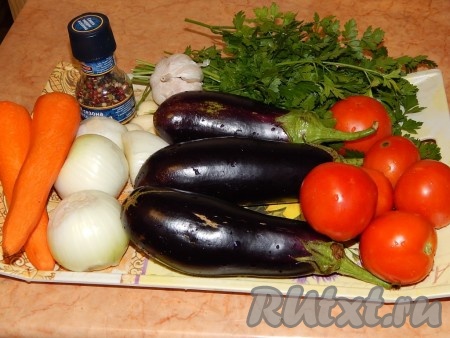 Очищаем морковь, лук и чеснок. Моем помидоры, баклажаны и зелень.
