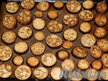 Баклажаны нарезаем кружочками толщиной 2-3 см, пересыпаем небольшим количеством крупной соли и сбрызгиваем растительным маслом.&nbsp;Противень застилаем силиконовым ковриком или смазываем растительным маслом. Выкладываем на противень баклажаны.&nbsp;Ставим в разогретую до 180 градусов духовку и запекаем 40 минут. Баклажаны не должны подрумяниться. Как только они станут мягкими – достаем. Перекладываем на тарелку и даем им остыть.