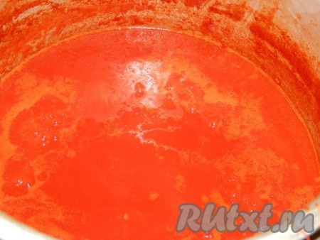 Натираем на крупной терке помидоры, выливаем натертую массу в кастрюлю, даем закипеть и выключаем огонь. Добавляем в кастрюлю к помидорам остальные ингредиенты для маринада (уксус, мед, перец, соль), перемешиваем получившийся маринад.