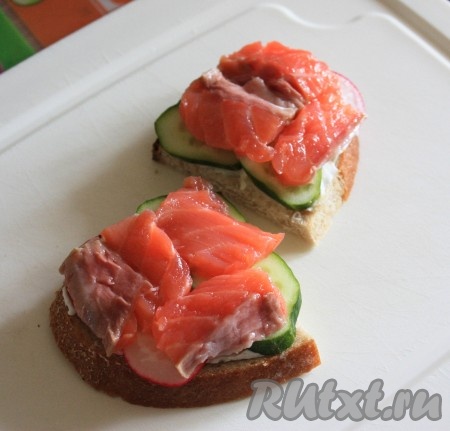 Затем - слой нарезанной на небольшие кусочки красной рыбы.
