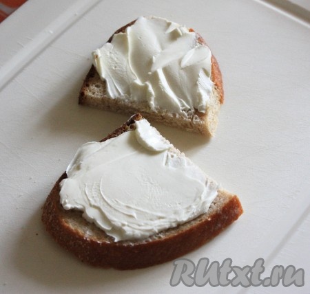 На ломтики хлеба намазать творожный сыр.