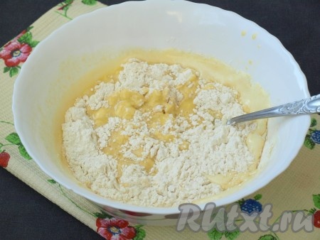 Добавить в тесто просеянную муку с содой и перемешать. Тесто будет, как густая сметана.
