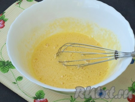 Постепенно подсыпать сахар и взбивать в течение 5 минут.
