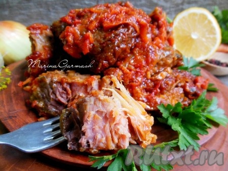 Консервы из карасей получаются очень вкусными, сочными. Мелкие косточки становятся мягкими и не мешают наслаждаться замечательным блюдом. К такой рыбке отлично подойдут картофельное пюре, каши, свежие овощи и зелень. Я такие консервы впрок не заготавливаю, так как и рыба, и овощи есть круглый год. Вы если захотите хранить длительное время, можете закатать приготовленную рыбку в банки или заморозить в пищевых контейнерах и хранить в морозилке. Для того чтобы закатать консервы из карасей в банках, необходимо томить рыбку в духовке не менее 5-6 часов, следя чтобы жидкость полностью не испарилась и рыба не пригорела. Затем горячие консервы из карасей разложите по простерилизованным банкам, сразу закатайте прокипяченными крышками, переверните, укутайте на пару суток, а затем уберите на хранение в холодильник.