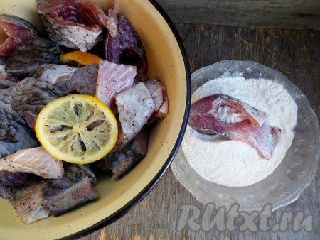 Кусочки карасей обваляйте в пшеничной муке со всех сторон.
