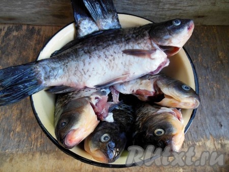 Карасей очистите от чешуи и внутренностей.