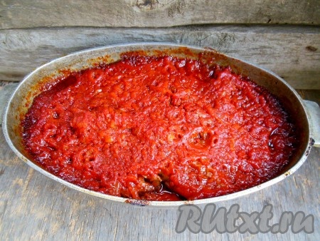 Готовьте консервы 4-5 часов при температуре 150 градусов. Время от времени проверяйте блюдо, возможно, понадобится добавить немного воды. Готовым домашним консервам из карасей дайте настояться в течение нескольких часов (я убираю их после остывания в холодильник).