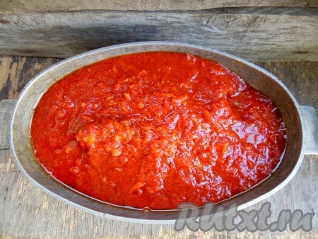 В утятницу (или любую толстостенную посуду для запекания, например, чугунок) выкладывайте послойно обжаренные кусочки карасей и томатный соус, верхний слой должен быть из соуса. Накройте утятницу крышкой и поставьте в заранее разогретую духовку.