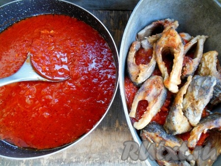 В утятницу (или любую толстостенную посуду для запекания, например, чугунок) выкладывайте послойно обжаренные кусочки карасей и томатный соус, верхний слой должен быть из соуса. Накройте утятницу крышкой и поставьте в заранее разогретую духовку.