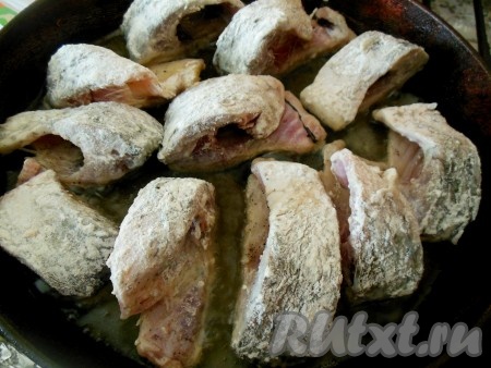 Обжарьте рыбу на растительном масле на среднем огне до золотистого цвета с двух сторон.
