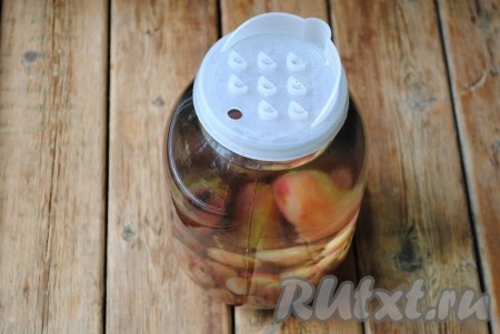 Затем воду из банки слить в кастрюлю. Чтобы удобно было сливать воду из банки, можно воспользоваться специальной крышкой с отверстиями (как на фото).
