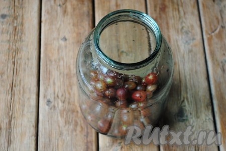 Поместить ягоды в чистую 2-х литровую банку. 
