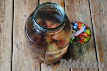 Воду довести до кипения и аккуратно, чтобы не лопнула банка, залить ягоды кипящей водой. Накрыть банку стерильной металлической крышкой (предварительно крышку нужно прокипятить в течение 2 минут) и оставить на 5-6 минут. 