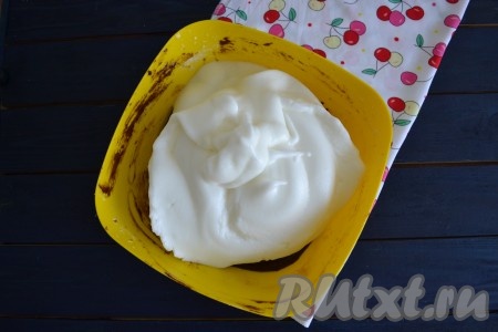 Выложить взбитые белки в миску с тестом.