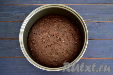 Когда корж будет готов, необходимо его вместе с чашей (или формой для выпечки) перевернуть вверх дном и оставить в таком положении до полного остывания.
