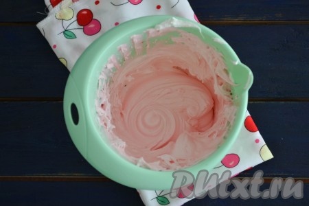 В сотейник всыпать сахар, влить воду и поставить на слабый огонь, после закипания продолжать варить сахарный сироп 8-9 минут (до "твердого шарика", то есть если влить немного сиропа в холодную воду, то можно быстро пальцами скатать плотный, сахарный шарик). Если есть кулинарный градусник - то прогреть сироп до 116 градусов. Во время приготовления сиропа его нельзя помешивать или колотить. Пока варится сироп, в глубокую миску влить яичные белки и начать взбивать в пышную массу. Затем во взбитые белки тонкой струйкой влить сахарный сироп и, не останавливая миксер, продолжить взбивать крем до полного остывания (в течение 7-10 минут). В конце всыпать ванилин, несколько капель пищевого розового красителя и ещё раз взбить.