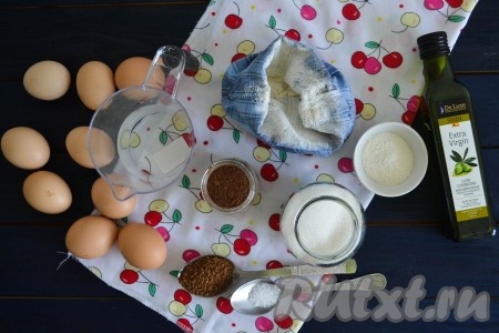 Благодаря тому что торт состоит из 3 достаточно высоких коржей, он получается большим. Коржи можно испечь и в духовке, и в мультиварке. Два больших коржа я выпекала в мультиварке, а корж в виде полусферы выпекала в духовке. Подготовить необходимые ингредиенты для выпечки первого бисквитного коржа. 