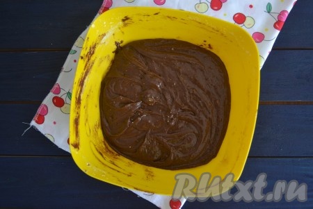 Перемешать лопаткой до однородности. В тесте не должно остаться комочком сбитой муки.
