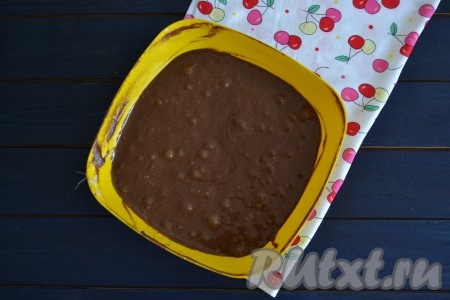 И очень аккуратно перемешать массу лопаткой движениями сверху вниз. Тесто должно стать однородным, нежным, напоминающим по консистенции густую сметану.
