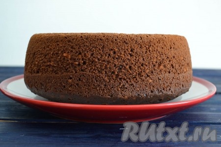 Вынуть корж, когда он полностью остынет. Бисквит получается высоким, пористым и ароматным. Аналогично испечь такой же второй бисквитный корж.
