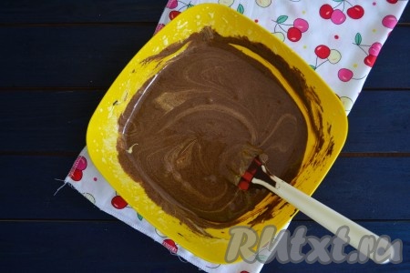 И, не спеша, перемешать получившуюся массу до однородности лопаткой.
