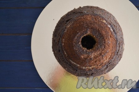 Сверху острым ножом вырезать отверстие для куклы. 