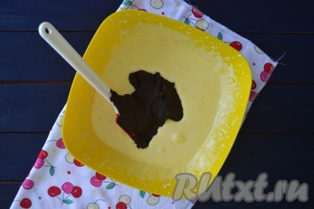 Во взбитые белки выложить остывшую шоколадно-кофейную массу.
