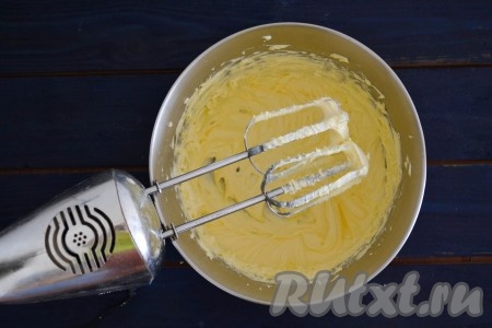 В чашу миксера выложить размягченное сливочное масло и взбить его миксером в пышную массу.