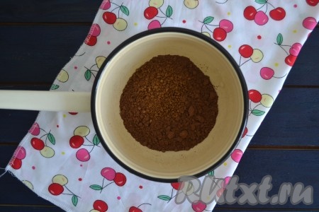 В сотейник всыпать какао порошок и растворимый кофе. 