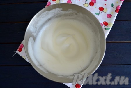 В чашу миксера влить 9 белков, всыпать 30 грамм сахара и взбить на высоких оборотах миксера до пышной массы.
