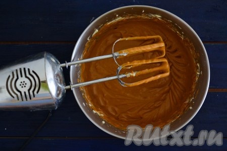 Вручную или на низких оборотах миксера довести массу до однородности. Крем готов. 