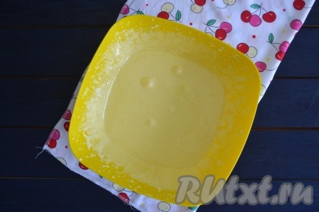 Пока остывает шоколадно-кофейная масса, в глубокую миску выложить 4 желтка и всыпать 200 грамм сахара, взбить миксером на высоких оборотах до бела.
