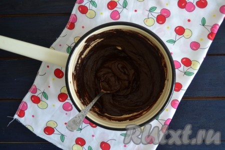 Сотейник поставить на слабый огонь и, непрерывно помешивая, прогреть всю массу на среднем огне в течение 1-1,5 минут. Шоколадно-кофейная масса должна стать однородной и достаточно густой. Снять эту массу с огня и дать остыть 5 минут.