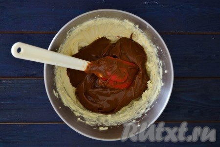 Всыпать к взбитому маслу ванилин и выложить сгущенное молоко.
