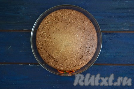 Затем необходимо испечь третий корж в виде полусферы. Для этого понадобится полукруглая форма для выпечки в духовке или можно испечь третий корж в мультиварке, а затем обрезать края, придавая бисквиту необходимую форму. Для приготовления третьего коржа-полусферы все ингредиенты я делила на 3, тесто готовила точно также, как и для коржей, испеченных в мультиварке. Корж выпекала в разогретой духовке в течение 30 минут при температуре 180 градусов в огнеупорной форме (у меня объём этой формы 900 мл), которую ничем не смазывала. Форму с бисквитом также необходимо перевернуть верх дном и оставить до полного остывания.