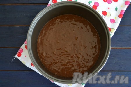 Влить тесто в чашу мультиварки (смазывать ее не нужно) и включить функцию "Выпечка" на 1 час 15 минут. Корж можно испечь и в огнеупорной форме (я форму не смазывала) в духовке, разогретой до 180 градусов. Главное правило при приготовлении бисквита - не открывать дверцу духовки до приготовления, иначе корж осядет. Поэтому готовность бисквита можно проверить деревянной лучинкой не ранее, чем через 25 минут - если воткнуть её в готовый корж и сразу же вынуть, то лучинка должна остаться сухой.