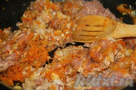 Немного потушив овощи, добавляем к ним фарш.&nbsp;
