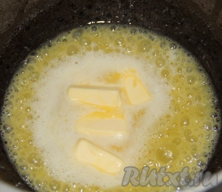 Приступаем к приготовлению соуса Бешамель. В казанке разогреваем сливочное масло.
