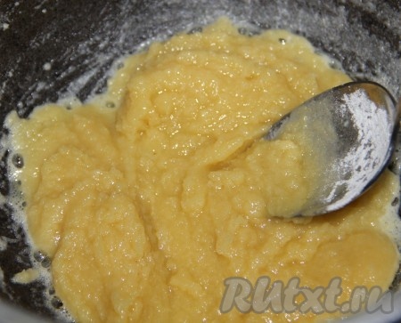 Добавляем муку и слегка обжариваем.&nbsp;
