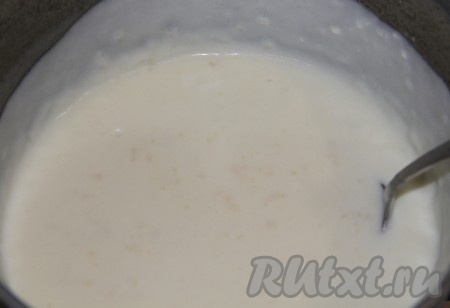 Тонкой струйкой добавляем молоко, не забывая интенсивно помешивать, солим. Когда соус загустеет до консистенции сметаны, выключаем газ и даем соусу остыть.

