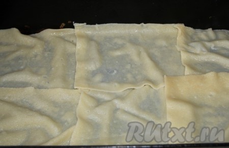 На дно формы выкладываем листы лазаньи. У меня листы лазаньи самодельные, поэтому отваренные. Если листы покупаете в магазине, то инструкцию по их применению (отваривать или нет) читайте на упаковке. 