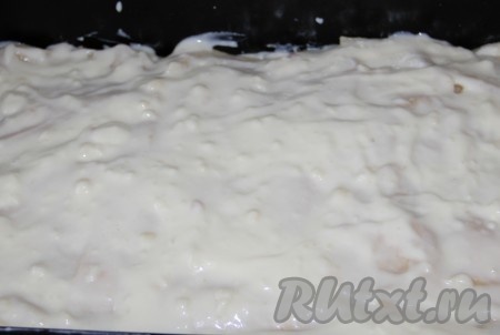 Затем опять кладём листы лазаньи, оставшийся фарш, 1/3 соуса Бешамель, половину порции натёртого сыра. Накрываем все листами лазаньи и заливаем оставшимся соусом.&nbsp;
