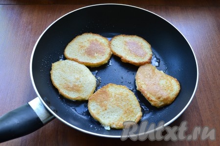 Растительное масло разогреть в сковороде и выкладывать луковую массу ложкой в виде оладий. Жарить котлеты на среднем огне до румяного цвета с двух сторон (по 3-4 минуты с каждой стороны). Затем огонь выключить, накрыть сковороду крышкой и оставить луковые котлеты ещё на 5-7 минут.