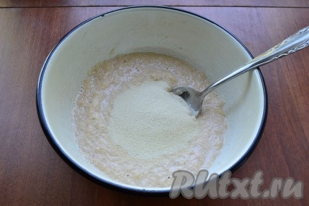 Выложить луковое пюре в миску, всыпать манную крупу, перемешать и оставить на 30 минут для набухания манки.
