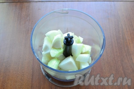 Очищенный лук крупно нарезать и выложить в чашу блендера.