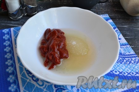 Смешать томатную пасту, соль, сахар и растительное масло.