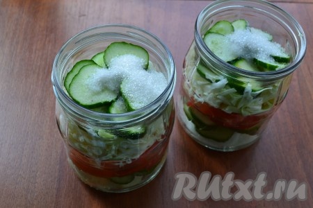 В каждую 0,5-литровую баночку с салатом-ассорти всыпать по 0,5 чайной ложки соли, по 1 чайной ложке сахара и влить по 2 чайных ложки уксуса.
