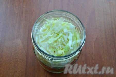 Затем - слой нашинкованной свежей капусты.